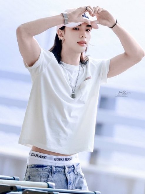Silvia_wrath's tweet photo. How long is hyvnjn’s torso…😵‍💫 where does his torso end and his dick begin? And why does it look like his jeans were an inch or 2 away from a dick slip? https://t.co/xW9KpeIWet