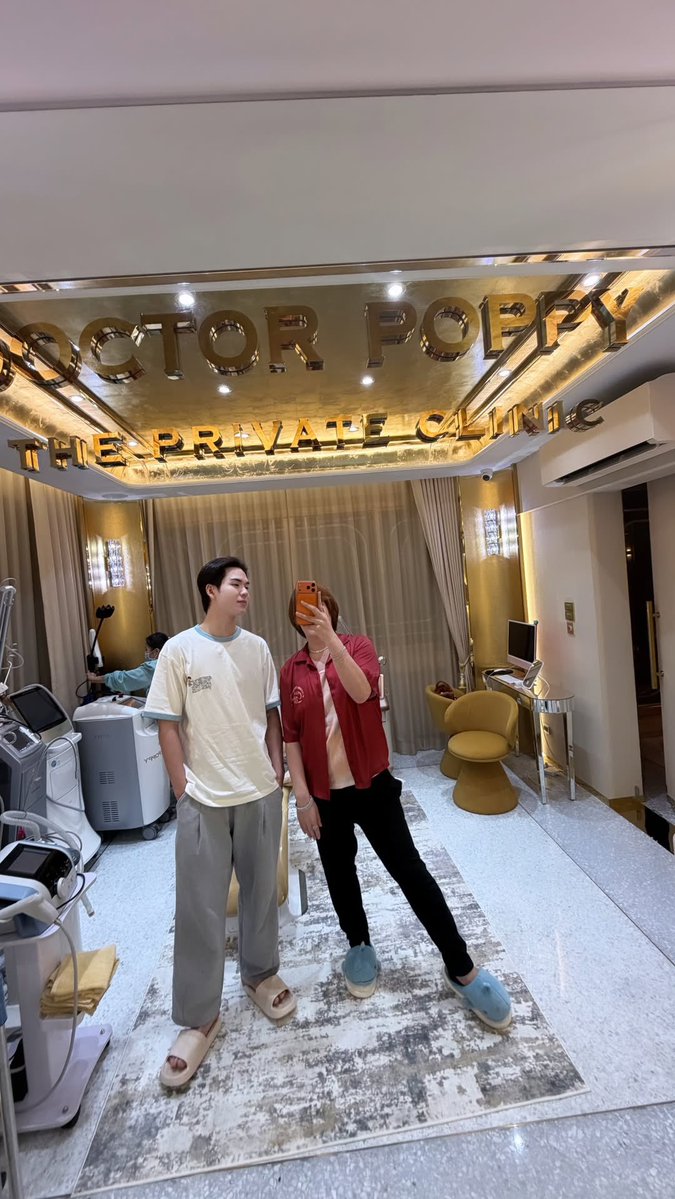 TeshowPingHub's tweet photo. Doctor Poppy x Ping at the clinic! ✨🏥

The lovely founder of Doctor Poppy The Private Clinic, @doraepop, just updated her IG Story with this cool mirror shot featuring our Ping!

Ping looking fresh and relaxed in his casual fit while visiting the clinic 💙 The luxurious golden signage and elegant vibe are chef’s kiss 😍
Self-care era activated!

Source: IG Stories | doraepop
Featured: Ping Krittanun

#PingKrittanun #TeshowPing