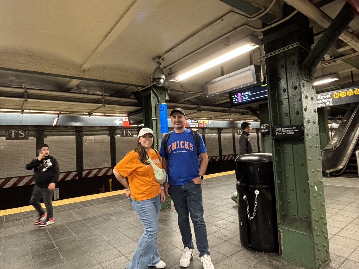 Qinglannyc's tweet photo. 白天累癱，晚上嗨翻！

午夜12點多的紐約地鐵，比白天還瘋狂！🤯🔥
6月3日深夜， Madison Square Garden 附近的地鐵站徹底被點燃。尼克斯隊主場驚天逆轉，車廂和月台全是狂歡的人群。
抓拍到兩對年輕情侶，簡直是「最紐約」的寫照：
站台上的一對情侶衝我大喊：「We won! 我們會一直贏到最後！」（驕傲不服輸）
另一對則對我說：「只要他們打，我們會一直陪著下去。」（深沉的陪伴）

這就是紐約。平日裡，大家總嫌棄地鐵髒亂差、老鼠太大，嫌這嫌那；

但到了這種時刻，各種膚色的人聚在一起，對這座城市的愛濃烈得化不開。

這很紐約。我們會一直贏下去，也一直陪下去！🗽❤️