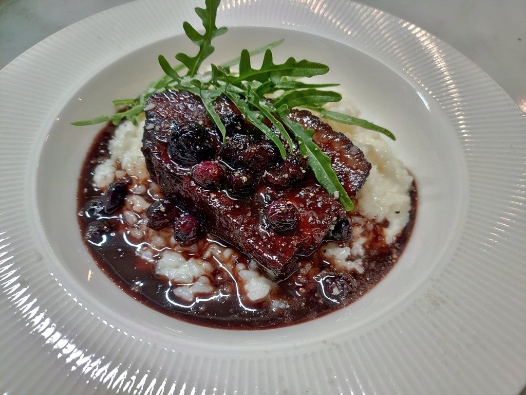 pdp_gyoda's tweet photo. 平日ランチ限定
熊谷のブランド豚で作った
穀王バラ肉赤ワイン＆ブルーベリー煮込みを
3種のチーズリゾットと合体！！

是非〜

残り２食です🙇

普段リゾットはやらないので次があるのかは、、、 https://t.co/khsZVz9Z4K