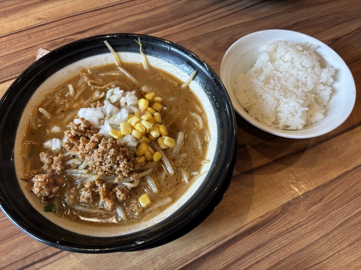 manekisironeko's tweet photo. 昼ごはんだよー

あまり通らない道に、日月堂のお店ができていたので入ってみた〜

味噌ラーメンライスセット
味噌担々麺
（背脂抜き）

#お昼ごはん
#ランチ
#日月堂 https://t.co/bBjbPrxgwi