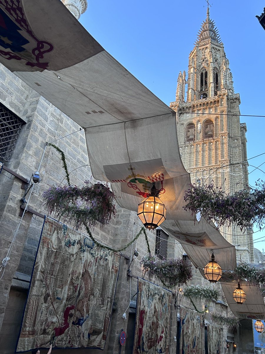 architoledo's tweet photo. ¡Ya es Corpus en Toledo! Venid adoradores, adoremos a Cristo Redentor.
¡Gloria a Cristo Jesús, cielos y tierra bendecid al Señor!
#Corpus #Toledo https://t.co/RRz8Fovdgf