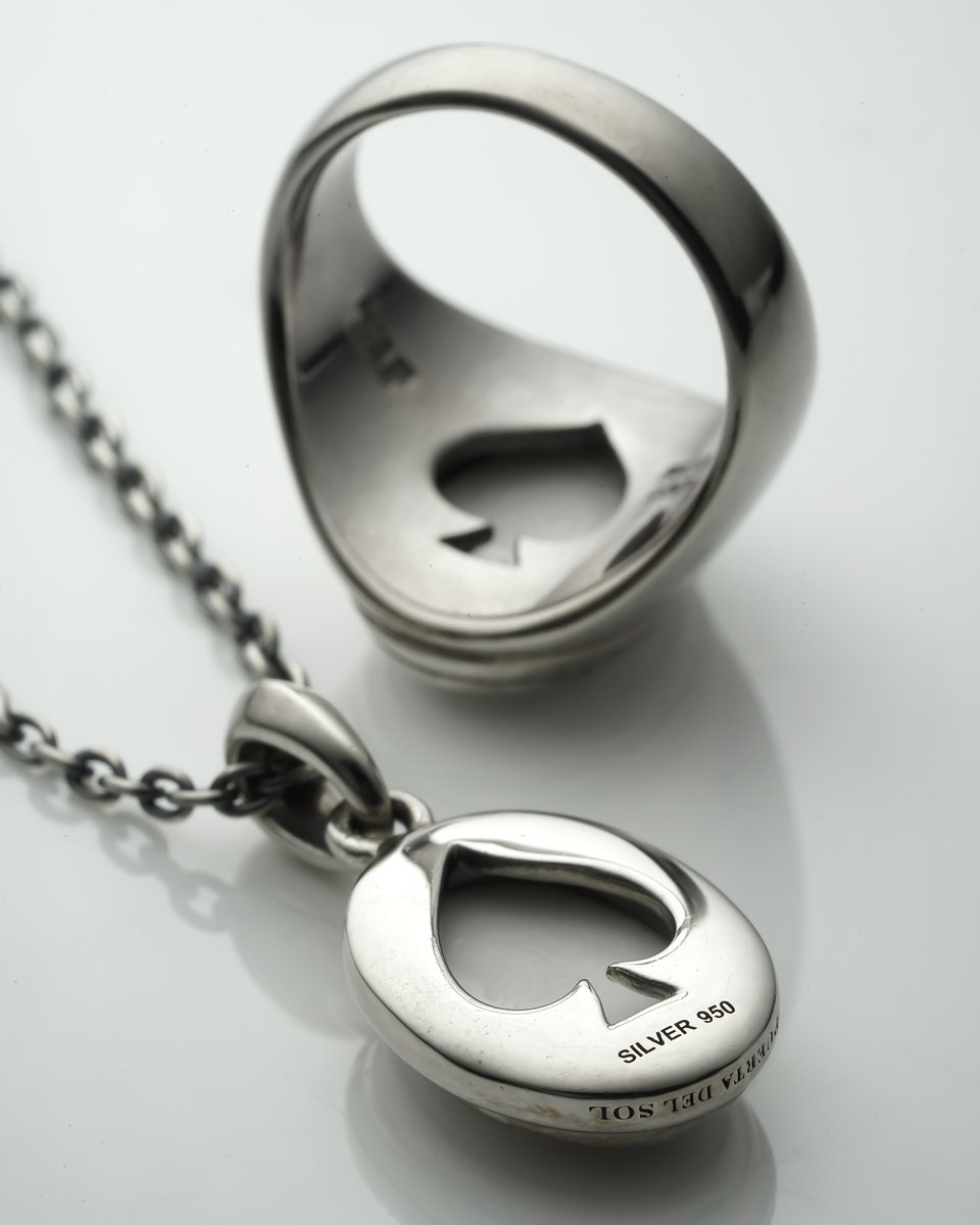 PUERTA_EBISU's tweet photo. 【White Onyx】
ミニマルなシルエットに、オリジナルカットを施したホワイトオニキスをセッティング✴︎✴︎✴︎
裏面のスペード型に抜かれた窓からは、オニキスに彫刻されたナイトが見えます✴︎✴︎✴︎

ITEM No,
R1155/PE1157
https://t.co/YIQ6qD6orP https://t.co/CrJPlT2KY5