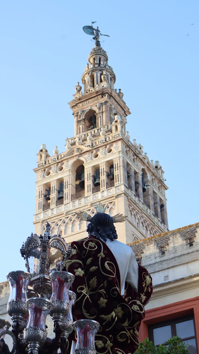 LaCenaSevilla's tweet photo. #CorpusCena26 | El Señor de la Sagrada Cena llega al Palacio Arzobispal.

#CorpusSevilla26 https://t.co/mWfnTmwAxI