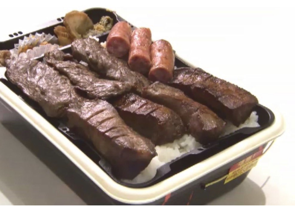 oookskooo's tweet photo. たんや善次郎のお弁当🍱
悩んだけど
欲望に打ち勝ってやった😒
コロナの緊急事態宣言が一時解除されたタイミングで初めて行った憧れの宮城
TAXさんに教えてもらって立ち寄った初めての本場牛タン
死ぬほど美味しくて幸せだった
優しい思い出をかみしめながら我慢😂
次はまた絶対宮城で食べるんだ！ https://t.co/OVfMA4HHpT