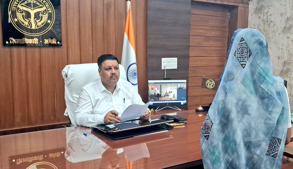 DmAmethi's tweet photo. आज दिनांक 04.06.2026 को कलेक्ट्रेट कार्यालय में जनसुनवाई के दौरान जनसामान्य की शिकायतों को सुनकर संबंधित अधिकारियों को समयबद्ध व गुणवत्तापूर्ण निस्तारण सुनिश्चित करने के निर्देश दिए। https://t.co/lmDlK35QhY