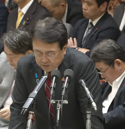i3636's tweet photo. クールビズでみんなラフな格好で国会をやっています。質問者の中にはその辺の服で出てきているものもいた。（僕は嫌いだけど）
この赤沢大臣だけは、ネクタイをしていた。
「馬子にも衣裳」といって、世の中は人格以上に重要な判断基準を表す。 https://t.co/FKRJR5zSMb