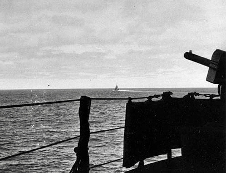 LRonLacy's tweet photo. Note .50 caliber machine gun at right and mattresses hung on the lifeline for splinter-protection.’
#WW2 #SouthPacific #fighterplane #aircraftcarriers #USNavy #USSYorktown #BattleofMidway #blackandwhitephotography https://t.co/fBXNgm1jAk