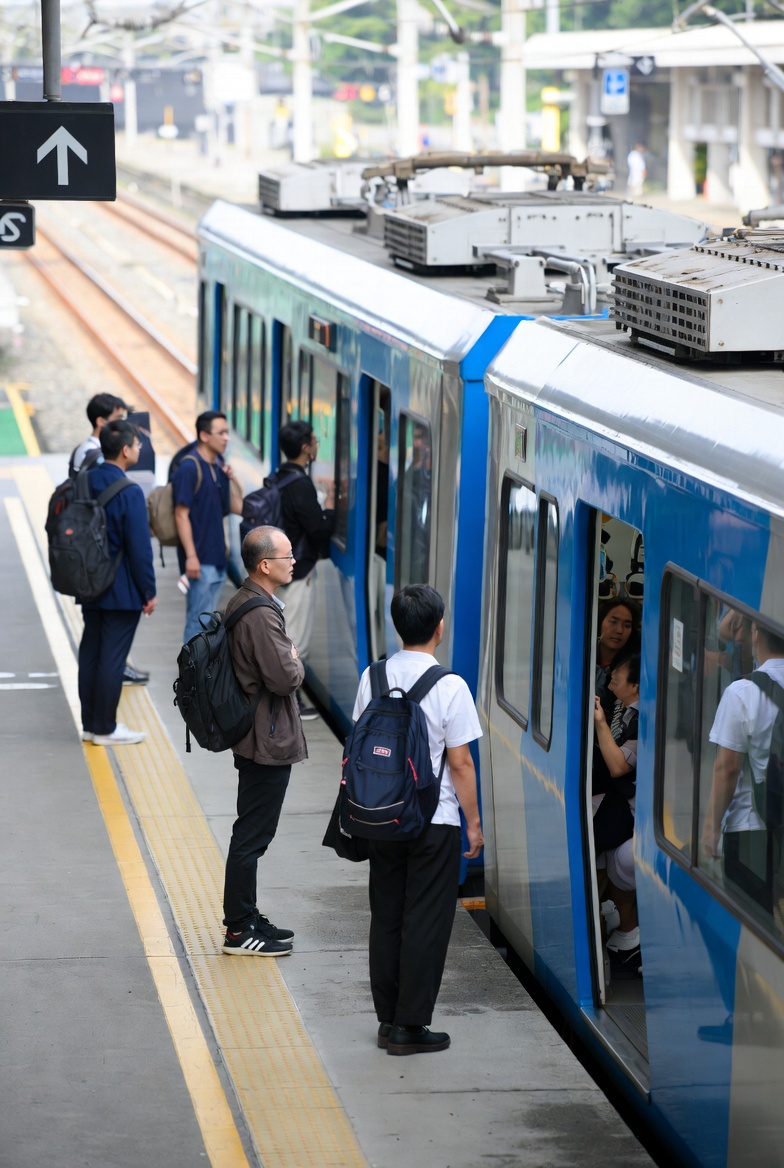 BoxnDiceExp's tweet photo. Should you take your backpacks off when on the trains, buses and other public transport? 
#Backpacks #Trains https://t.co/H5ChOKxhOj