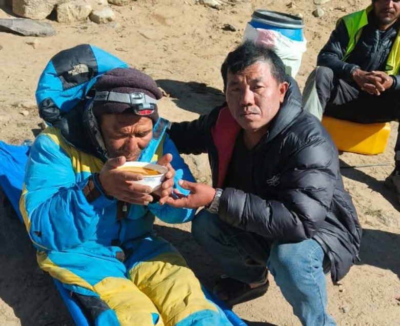 KrisAnnapurna's tweet photo. ‼️Milagro en el Everest: Dawa Sherpa vive‼️

Se ha arrastrado al Campo Base del Everest sin comida, sin oxígeno, y sin ayuda. 

Dawa Sherpa, guía sherpa de 52 años, fue abandonado por su expedición cerca de la Zona de la Muerte tras bajar con un cliente polaco con congelación.
Desaparecido desde el 29 de mayo! Sin comida, sin oxígeno y solo, sobrevivió 7 días a más de 7.000m. Cruzó el peligroso Khumbu Icefall sin escaleras y lo han encontrado hoy, el 4 de junio, arrastrándose hacia el Campo Base. (Lo han encontrado los de la limpieza.) 

Rescatado con congelaciones graves y ya en hospital en Kathmandu. 
📷Everest Today