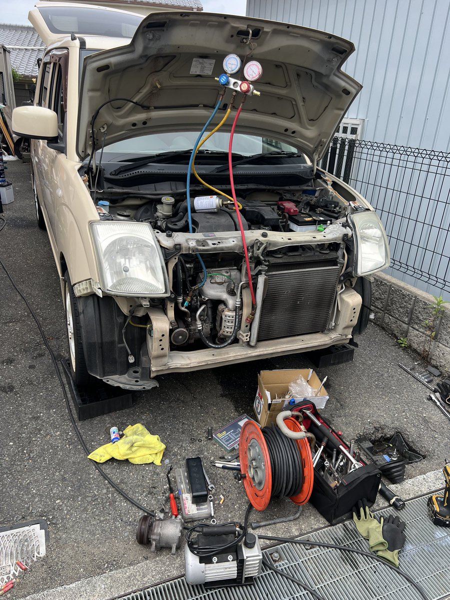 chatko69's tweet photo. 母者カーのオイル交換ついでにコンプレッサー交換。ガス検知器のスイッチもついでに修理。 https://t.co/oMzLH1xfNR
