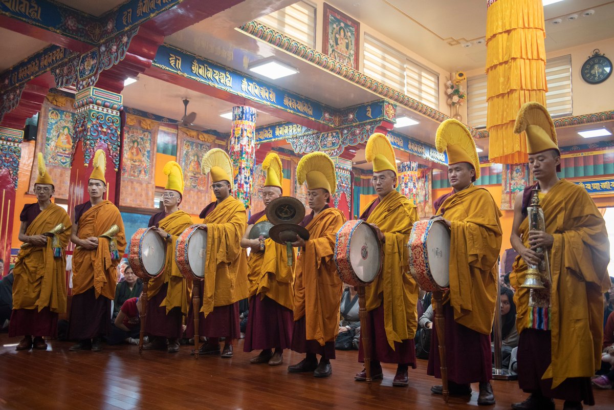 tibetdotcom's tweet photo. 藏人行政中央第十七屆噶廈司政及新任部長，以及第十八屆圖伯特人民議會正副議長及議員，以及藏人行政中央各部門秘書長及公務員，於今天（ 6 月 4 日）上午在印度北部達蘭薩拉的乃瓊寺參加乃瓊護法神夏季官方祈請法會....  2026 年 6 月 4 日  攝影｜Tenzin Jigme Taydeh｜圖伯特之頁 https://t.co/05wn0WA4cp