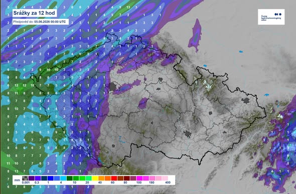 CHMUCHMI's tweet photo. 🌧️☀️ V posledních dnech je počasí u nás jako na houpačce, slunečné počasí střídá velká oblačnost s bouřkami a srážkami, místy i vydatnými. Důvodem je, že po přechodu front se do střední Evropy velmi rychle rozšiřují oblasti vyššího tlaku vzduchu, přičemž dochází k rychlému úbytku srážek a taktéž i oblačnosti.

🌧️☀️ I v nejbližších dnech se situace příliš měnit nebude. Oblast vyššího tlaku vzduchu nad naším územím během dneška postupně zeslábne a od západu k nám postoupí další fronta, která opět přinese nejdříve v Čechách a během pátku i na Moravě a do Slezska déšť. 

🌦️ Během pátečního odpoledne se od jihozápadu nasune do střední Evropy další tlaková výše a situace se bude opakovat (obr. 1 – synoptická situace zítra ve 12 UTC). Dnes bude polojasno až jasno, zpočátku na východě území bude až zataženo s doznívajícím deštěm. V Čechách začne odpoledne oblačnosti od západu přibývat a k večeru se v západní polovině Čech místy přidají déšť a přeháňky (obr. 2 – srážky na dnešek), ojediněle zabouří. Na Moravě a ve Slezsku bude oblačnosti přibývat až později odpoledne a večer. Nejvyšší teploty vystoupí na 23 až 28 °C, na západě Čech a na východě území bude kolem 21 °C (obr. 3 – Tmax dnes).

🌡️ V noci na pátek bude zataženo až oblačno, zpočátku v západní polovině, postupně na celém území Čech s deštěm nebo přeháňkami. Nejnižší teploty poklesnou na 15 až 10 °C. Vát bude mírný západní až severozápadní vítr 2 až 6 m/s. Zpočátku na Moravě a ve Slezsku, k ránu už jen na východě vítr z jižních směrů.

🌧️🌦️ V pátek přes den očekáváme oblačno až zataženo, zpočátku v Čechách, během dopoledne i na Moravě a ve Slezsku déšť nebo přeháňky a ojediněle bouřky. Odpoledne od západu budou srážky postupně ustávat a oblačnost ubývat, večer až do vyjasnění. Nejvyšší teploty od 17 do 21 °C, na severovýchodě až 24 °C.

☀️ Víkend přinese už slunečnější počasí a mírné oteplení. V neděli se na jihu Moravy teploty opět dostanou až na 28 °C.