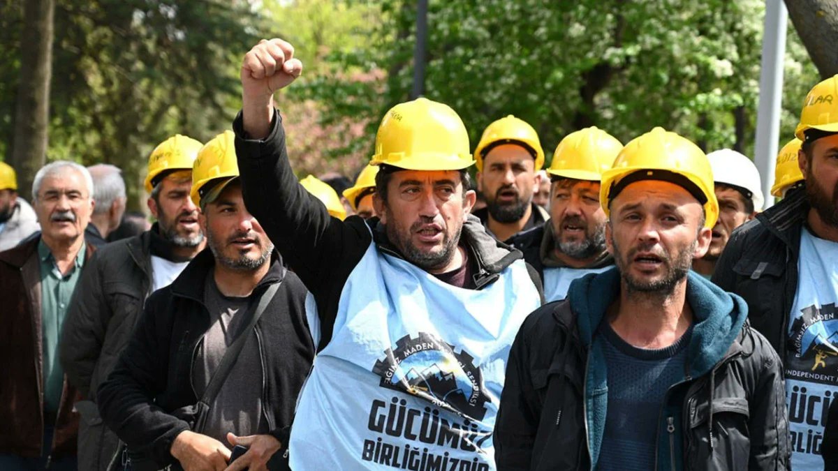 sodaporg4's tweet photo. Bağımsız Maden-İş ( @bagimsizmadenis ) öncülüğünde direnen işçilere bakanlığın taahhüdüyle verilen sözler tutulmadı, işçilere hak ettikleri alacakları hâlâ verilmedi!

Bu haklı direnişinin yanındayız! 

Bugün saat 12:00'de Yıldızlar SSS Holding önündeyiz. 

#MadencilerAyakta https://t.co/otNrviUEIY