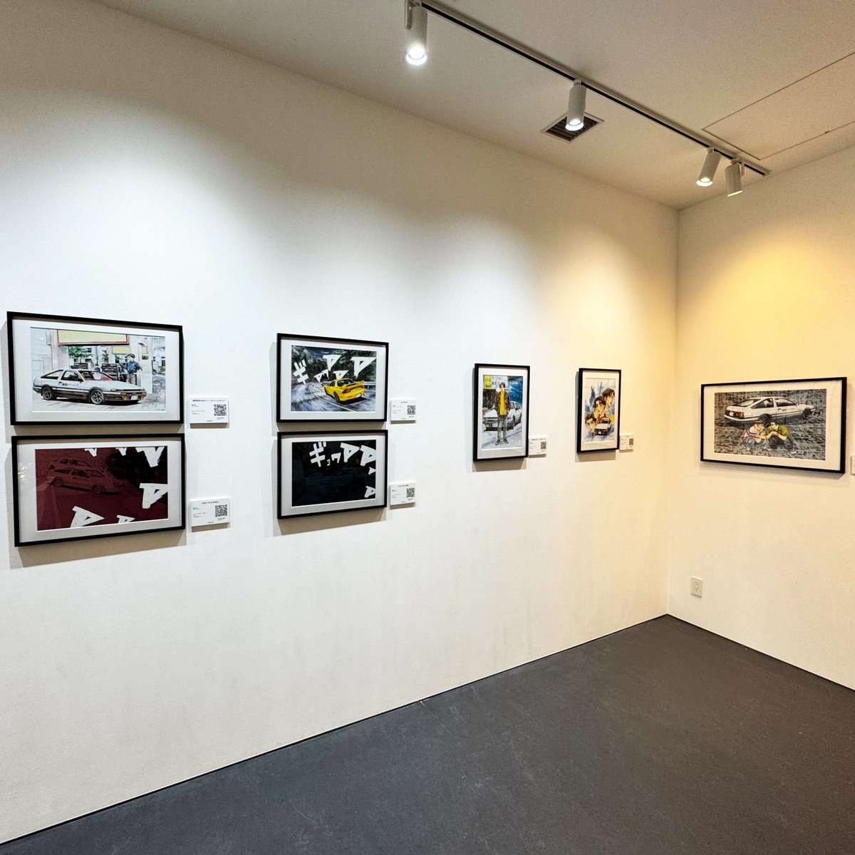 gaaat_art's tweet photo. 【現在開催中】

『頭文字D』 Art Exhibition 東京会期を開催中です。
一つ一つ、丁寧に作り上げたアートの数々で『頭文字D』の世界を表現しております。

ぜひ、会場でお楽しみください！
※混雑時はご予約優先となります。
予約はこちら：https://t.co/HjAdqrWzHQ https://t.co/VvHdA1m4tb