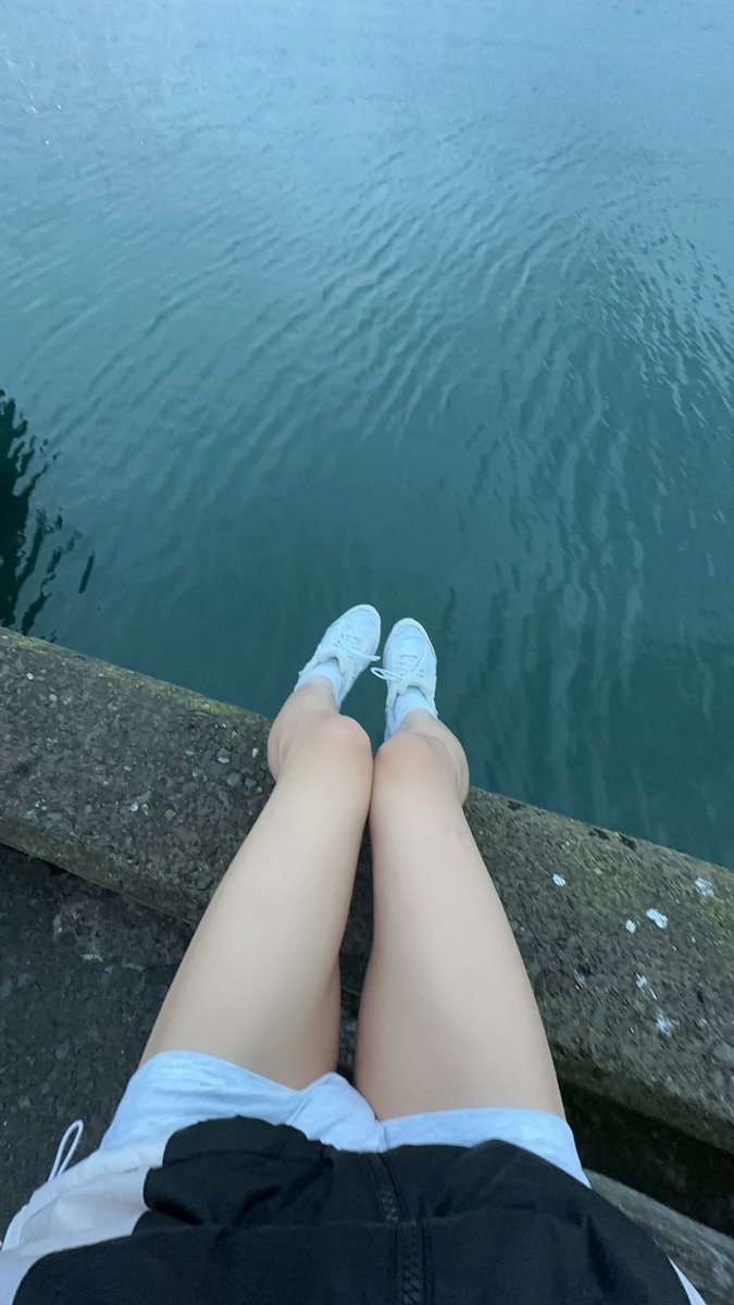 Ayuka39730's tweet photo. 最近有認真在跑步，就想說趁著突破600追蹤，送上露出小福利給大家～💕證明自己不是小朋友的話，記得按讚（照片）＋分享（影片）領取福利唷～🥰

最近ランニング頑張ってるねん💕そして600人突破やし、ちょっとだけご褒美がおる。写真にいいねとシェアしてな〜🥰

#真理褲 #腿腿  #男娘 #여장남자 #露出 https://t.co/VObIzoYiMG