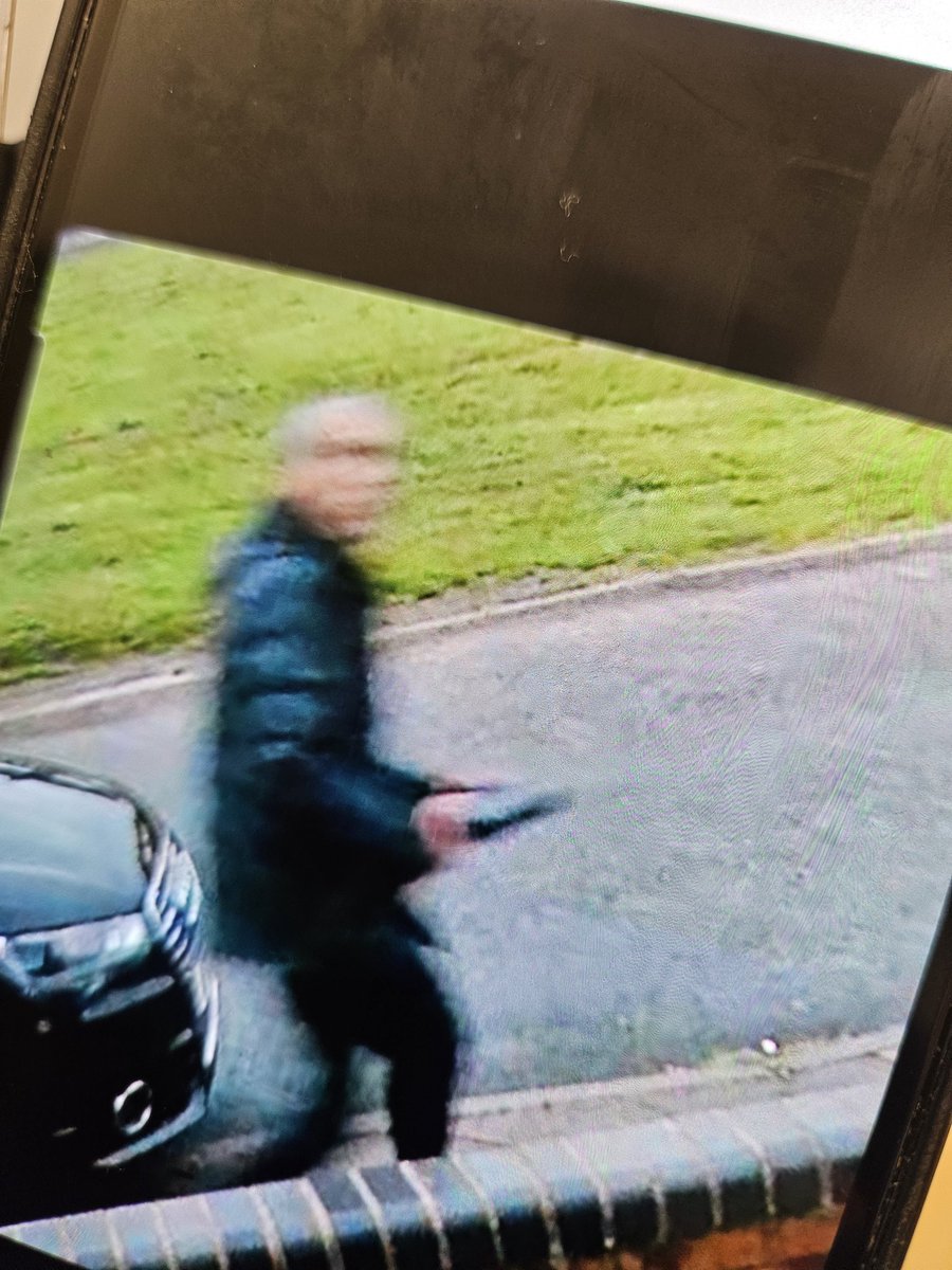 Northerner005's tweet photo. @TeessideLive Scumbag breaking into Cars on Thornaby Green @TeessideLive @ClevelandPolice https://t.co/JrgxKPcHsM