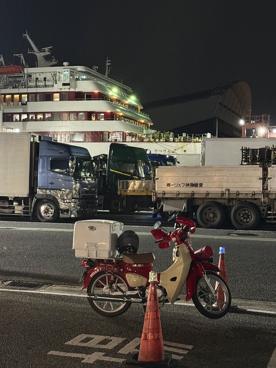 MOhtu's tweet photo. 6/1(月)にっぽん応援ツーリングのポイント地を周って
翌日のフェリー乗船の予定が
台風接近！って事で🚢深夜便を予約！
ナビではギリギリ到着！って事で
必死に走り続けて神戸三宮港到着！
同時に雨が降って来たよ(セーフ😅)
3泊4日のSSTR＆アフター旅
1,538kmでした。 https://t.co/mBKGZGh2VI