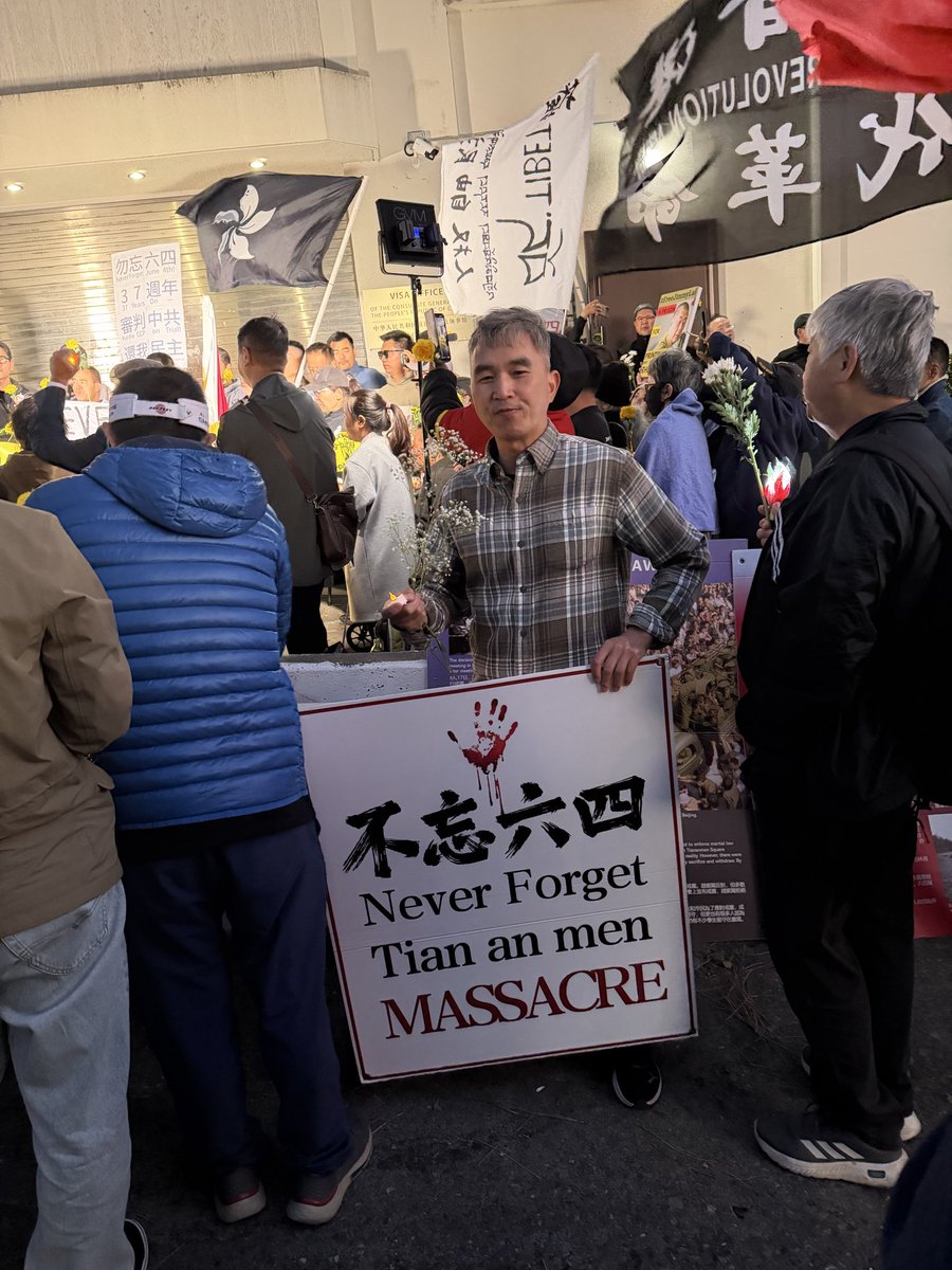 pan62354382's tweet photo. 今年舊金山八九·六四37周年烛火悼念活动继续在领事馆举办，由于来悼念的人非常多，改在侧门（签证办门口）悼念及抗议，来自香港、中国大陆、西藏的抗议人士，在六四受害者方政老师的带领下，大家一起来点起烛光，不忘六四，齐齐叫：推翻中共，光复香港，自由西藏。 https://t.co/Qugum6y85e