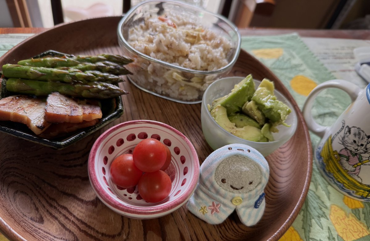 uhagi3's tweet photo. 会社のランチ
アボカド初登場、レモン汁でマリネしただけですが、一気に満足感アップします！上司から、肉がある珍し〜とコメント… #手作りお弁当 #ぬいぐるみ https://t.co/dYIWsm6AJt