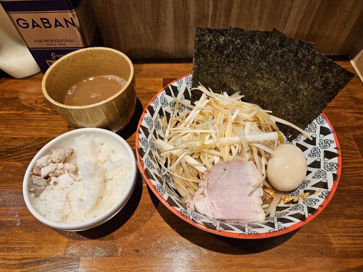 suisen2106's tweet photo. いんなみ家
ごま油香るニンニクの油そばスープ付き
白髪ネギ ライス 🥚🐷🙏
半年ぶりのいんなみ家流パタン。
当時より麺の仕上りがモチモチでめっちゃ好み。
あと、何となく見返したら前回ゲリラTPで鶏皮を食べてた。
あのパリパリも恋しいかも。
#いんなみ家 https://t.co/niR6DrbS4B