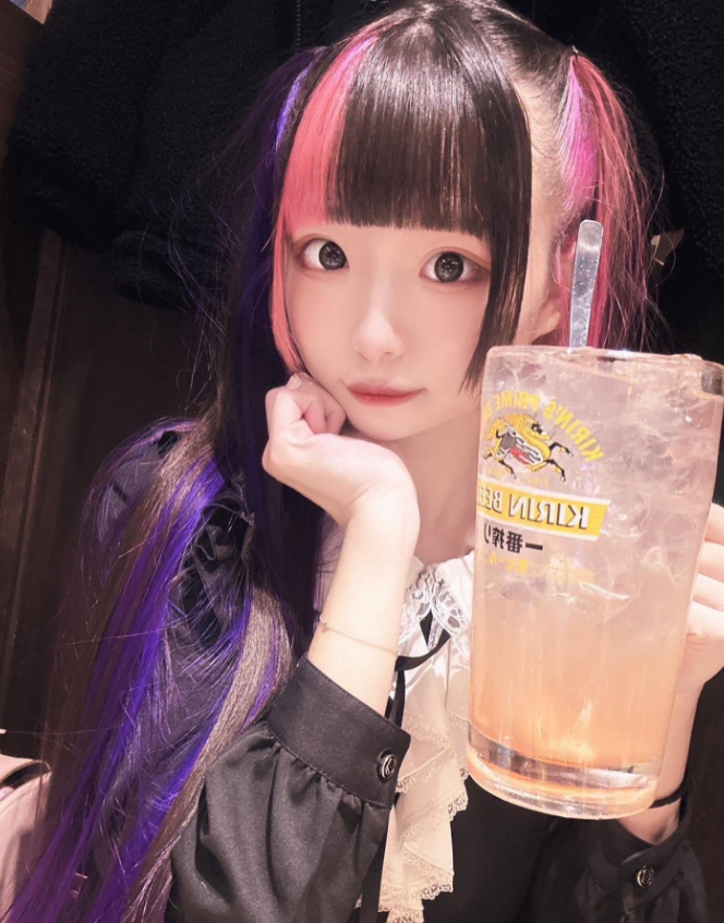 AngelaFern0803's tweet photo. 地雷系とサシ飲みするとほぼ確で対戦することになるよ？ https://t.co/vRKM1BVtM9
