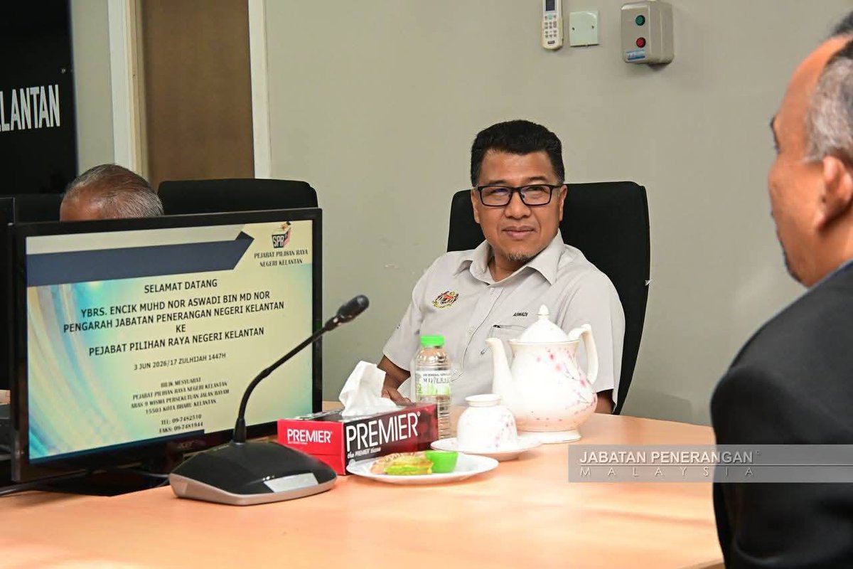 JapenKelantan's tweet photo. Pengarah Jabatan Penerangan Negeri Kelantan, YBrs. Encik Muhd Nor Aswadi Md. Nor mengadakan kunjungan hormat ke atas YBrs. Encik Adnan Hj. And Rahman, Pengarah Pejabat Pilihan Raya Negeri Kelantan.

#Madanibekerja 
#RancakkanMadani 
#TaatSetia 
#Jabatanpenerangan https://t.co/80W7Ryjonn