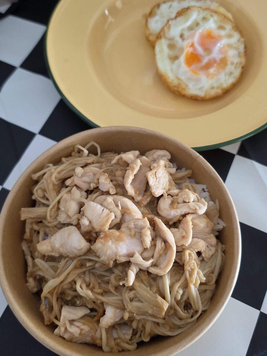 hbker07's tweet photo. เห็ดเข็มทองผัด + ซุปผักลาว วันไหนอยากอ้วนหน่อยจะสั่งหมูกรอบ วันไหนอยากได้โปรตีนจะสั่งใส่อกไก่ คือมันอร่อยมาก กินอยู่นั่น กินซ้ำๆ รักเห็ดเข็มทองมากกกกกกกกกก อร่อยงะ https://t.co/wMfWr0K2bS