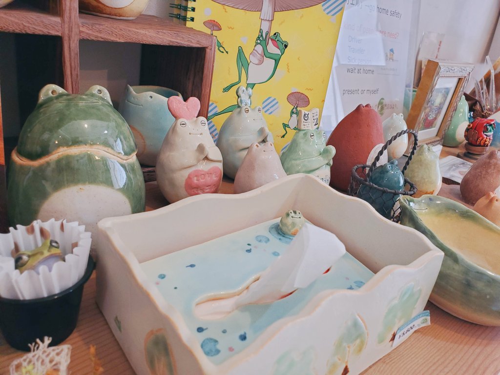 841studio's tweet photo. カエル雑貨のお店ひよりさんにて、
「カエルの縁起物展20th」
5月29日~6月14日
開催中です！
ディスプレイの映像を頂きましたのでポストです🐸
#カエル雑貨
#カエル
#ひより
#カエル陶器 https://t.co/KR9dMEBdTT