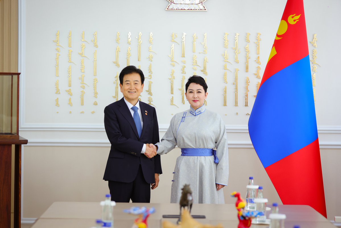 MongolDiplomacy's tweet photo. ГАДААД ХАРИЛЦААНЫ САЙД Б.БАТЦЭЦЭГ БҮГД НАЙРАМДАХ СОЛОНГОС УЛСЫН НЭГДЛИЙН САЙД ЖОН ДУН ЁНЫГ ХҮЛЭЭН АВЧ УУЛЗАВ

Гадаад харилцааны сайд Б.Батцэцэг Зүүн хойд Азийн аюулгүй байдлын асуудлаарх “Улаанбаатарын яриа хэлэлцээ” олон улсын XI бага хуралд оролцож буй Бүгд Найрамдах Солонгос Улсын Нэгдлийн сайд Жон Дун Ён-ыг 2026 оны 06 дугаар сарын 04-ний өдөр хүлээн авч уулзав.

Сайд Б.Батцэцэг манай чухал “гуравдагч хөрш”, бүс нутгийн ойр дотно түнш БНСУ-тай харилцаа, хамтын ажиллагаа “Стратегийн түншлэл”-ийн түвшинд гүнзгийрэн хөгжиж байгааг тэмдэглээд хоёр орны олон улс, бүс нутгийн тавцан дахь хамтын ажиллагааны хүрээнд солонгосын тал “Улаанбаатарын яриа хэлэлцээ” олон улсын бага хуралд чухал ач холбогдол өгч, өндөр түвшинд оролцож байгааг тэмдэглэв.

Сайд Жон Дун Ён бүс нутгийн энх тайван, аюулгүй байдлыг бататган бэхжүүлэх чиглэлээр Монгол Улсын оруулж буй хувь нэмэр, санал санаачилгыг БНСУ-ын тал тууштай дэмжихийн зэрэгцээ өндрөөр үнэлж ирснийг онцлоод хоёр улсын харилцаа, хамтын ажиллагааг цаашид улам гүнзгийрүүлэн хөгжүүлэхийн төлөө буйгаа илэрхийлэв.