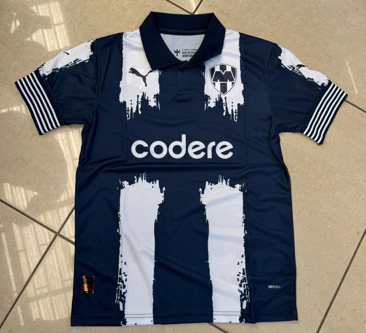 enochmuli2's tweet photo. Umesema jersey ni .soo nane.

Yaani jersey kama hii 👇👇👇 kama ni ksh 800 https://t.co/Ey1KQrK1Gt