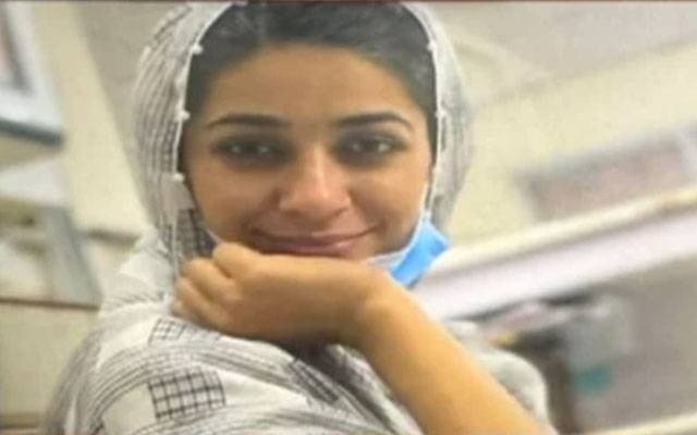 TheBalochBrief's tweet photo. 🧵 1/3

تربت کی نرس عدیلہ بلوچ کی کہانی

عدیلہ بلوچ تربت ٹیچنگ ہسپتال میں نرس تھیں اور ورلڈ ہیلتھ آرگنائزیشن (WHO) کے پروجیکٹ پر لوگوں کی خدمت کر رہی تھیں۔

ایک کالعدم تنظیم نے انہیں دھوکے اور ذہنی طور پر استعمال کر کے خودکش بمبار بنانے کی کوشش کی۔

سیکورٹی فورسز نے بروقت کارروائی کر کے انہیں بچا لیا۔

#بلوچستان #عدیلہ_بلوچ #خواتین