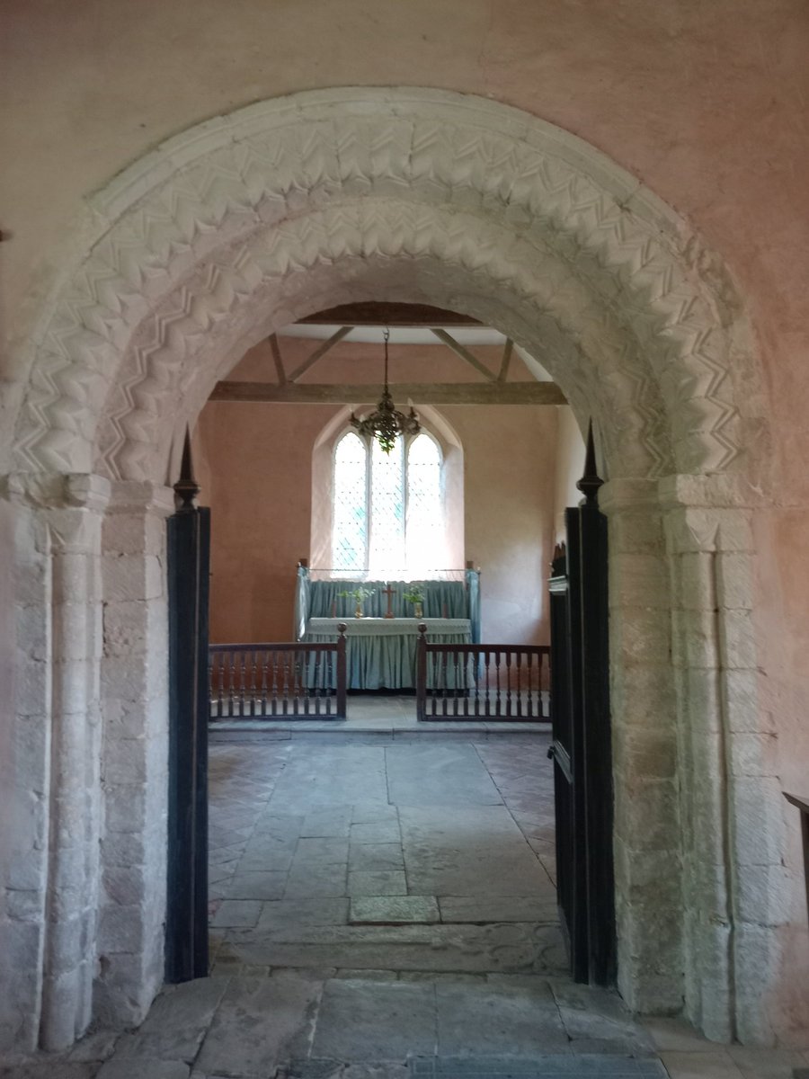 phil0073's tweet photo. The Norman Chancel arch of #StMargaretOfAntiochKnotting c.1130.#PhilOnaBike #AdoorableThursday #StoneworkSunday #MedievalMonday https://t.co/xgqRZQzKeS
