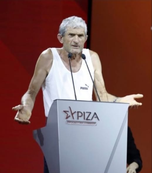 CALDO_G's tweet photo. Φαντάσου τώρα!!
Σε μια κυβέρνησης Τσίπρα-Καρυστιανού-Βελόπουλου
αυτό το άξιο μέλος να έχει διοριστεί τηλεφωνητής βάρδιας, 
στις 4 τα ξημερώματα να κτυπήσει συναγερμός στο "κόκκινο" τηλέφωνο και να το σηκώσει αυτός! https://t.co/LHY1ssStov