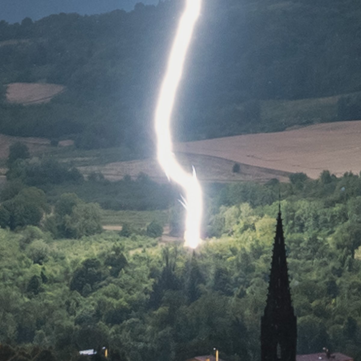FulgurZone's tweet photo. Auteur : @erictarrit - https://t.co/qoqfboGCtc 

25/06/2025

⚡ Coup de foudre positif sur végétation avec traceurs ascendants visibles malgré une légère surexposition du canal principal

✅ Impact identifiable, teinte orangée au pied révélant le point touché. https://t.co/4h7a6gVEJ0