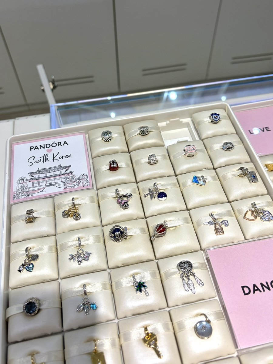 kusobiyoakaka's tweet photo. 韓国のPANDORAが垢抜けてると聞き速攻行ってきた、韓国限定チャームげっと🇰🇷🗝⟡.· https://t.co/LV3SUKvpHB