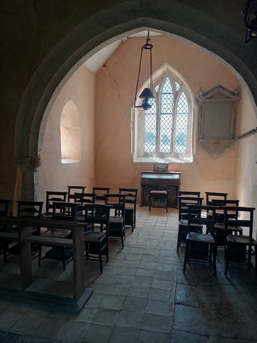 phil0073's tweet photo. The Southern transcept of #StMargaretOfAntiochKnotting. #PhilOnaBike #WeekdayWindows #WindowsOnWednesday #WoodenWednesday https://t.co/RtzOhY3sM0
