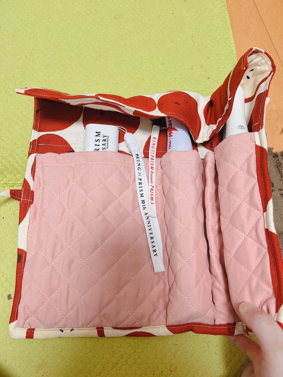 annnann's tweet photo. 出来たわよ！ペンラ入れ！
ハチミツの柄はなかったけど、りんごはあったから全面りんご！
チャックないから無音で取り出せるし、柄のとこにも上からキルト内蔵の布で蓋できるからガチャガチャうるさく無い！ https://t.co/OSuXAM2hna