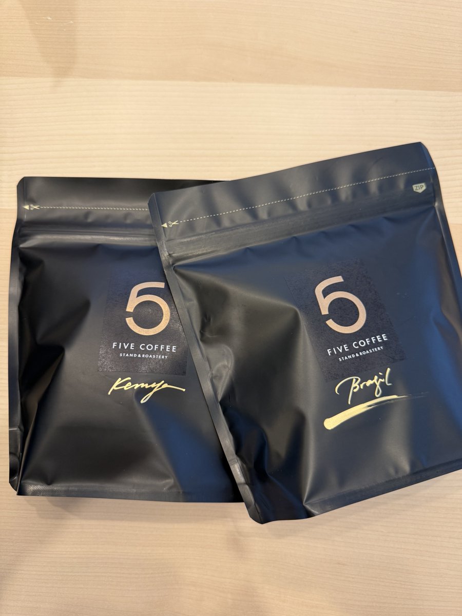 Bunkyofreelance's tweet photo. 根津駅 FIVE COFFEE STAND&amp;ROASTERY

５坪の路地裏にある、スペシャルティコーヒーの自家焙煎店。
「豆の風味と甘さが感じられる」と評判のコーヒーが楽しめます。
今日はケニアとブラジルの豆を購入！自宅でゆっくり堪能します。 https://t.co/sddc1G8R6K