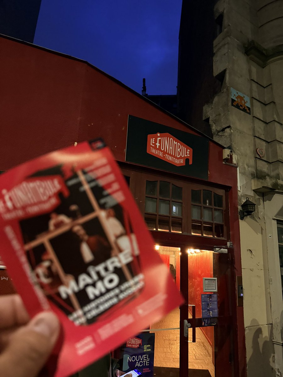 EricMorain's tweet photo. Hier soir c’était la dernière de la saison du spectacle "Maître Mô" porté par Hilaire Besse au Théâtre du Funambule à Paris.
Un seul en scène brillant et émouvant à l’image des 3 histoires choisies et tirée du livre de @MaitreMo 
Le spectacle revient dès septembre, courez-y! 🥂 https://t.co/QiBLvvmJfv