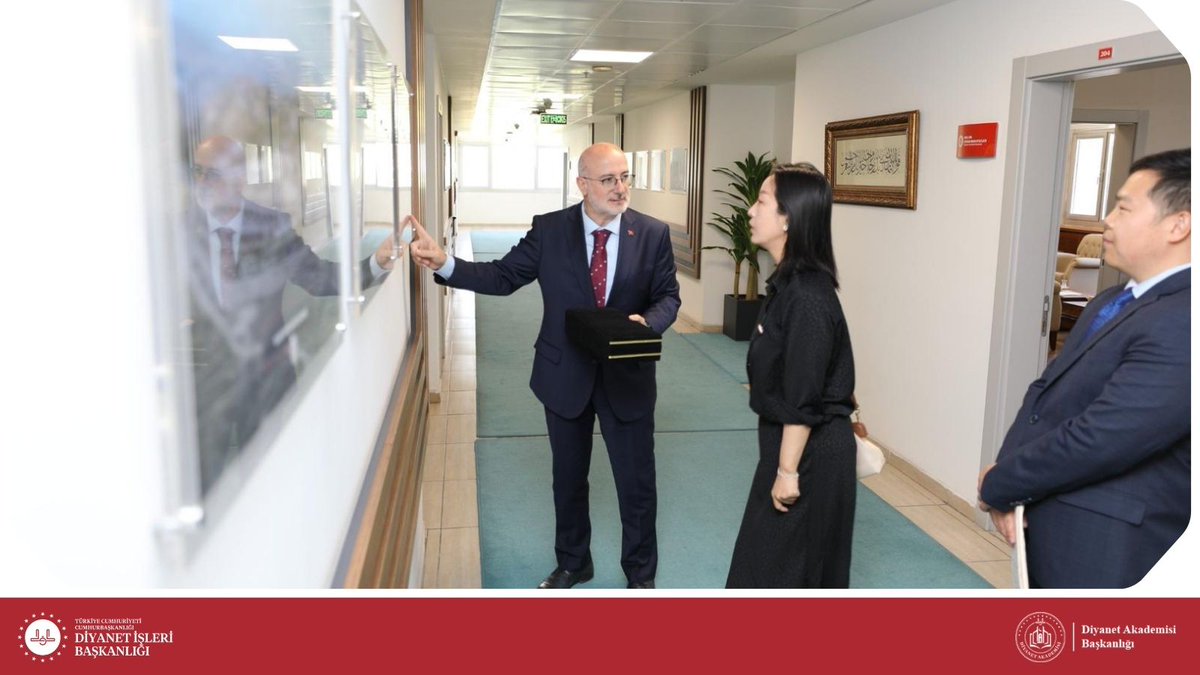 DibAkademi's tweet photo. 📍Çin Halk Cumhuriyeti Heyetiyden Diyanet Akademisine Ziyaret.
👉Çin Halk Cumhuriyeti Ankara Büyükelçiliği Siyasi Müsteşarı Xinyi Qian ve Üçüncü Katip Yuzhe Hu, Diyanet Akademisini ziyaret etti. Görüşmede Diyanet İşleri Başkanlığı I. Hukuk Müşaviri Av. Ertuğrul Coşkun da yer aldı.