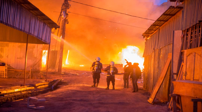 RwandaHills's tweet photo. 🔴| 🚒 Umujyi wa Kigali watangaje ko bamwe mu bakoreraga mu Gakiriro ka Gisozi bazimurirwa i Jabana mu Karere ka Gasabo, mu rwego rwo kugabanya ubucucike no gukumira inkongi z’umuriro zikunze kuhibasira.
#Kigali #Rwanda #Gisozi #Agakiriro https://t.co/jvZi46cfg8