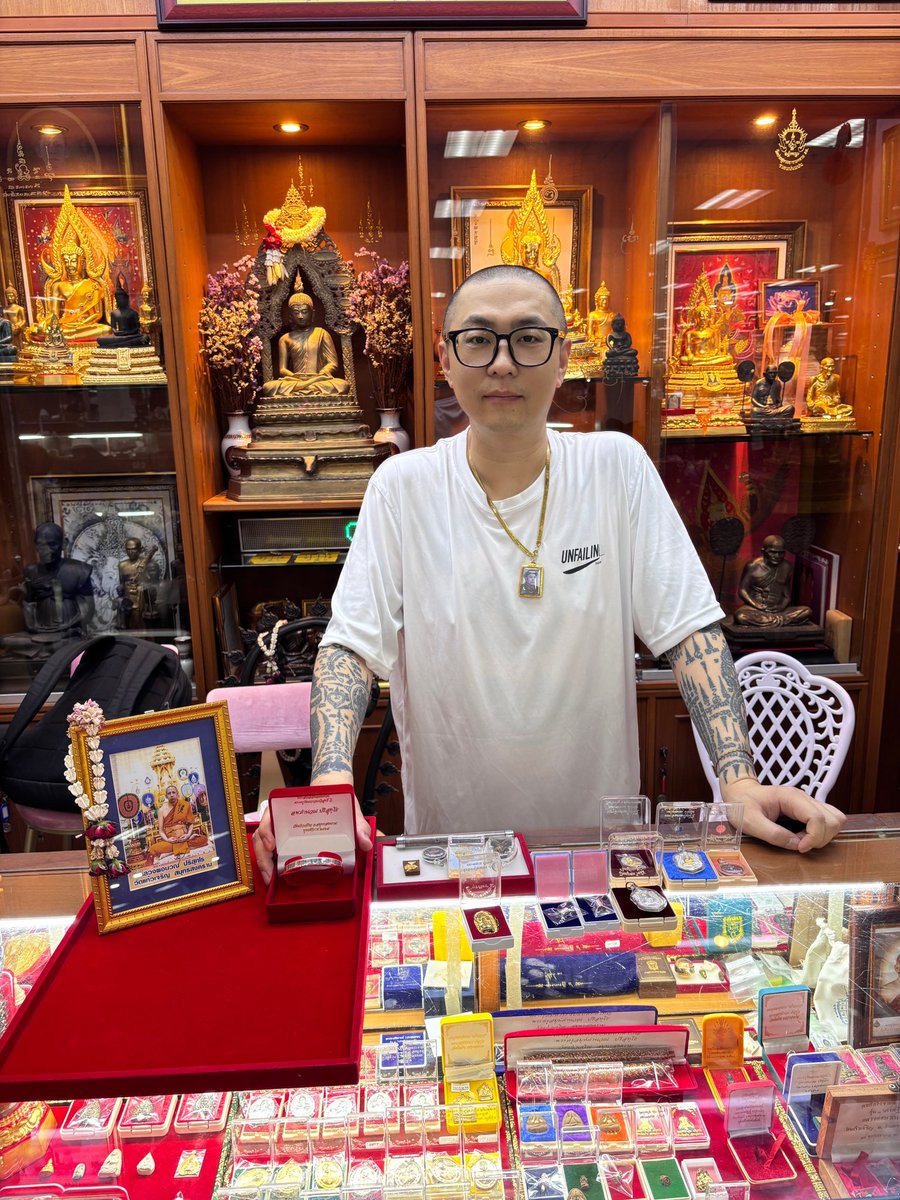 ShowYorking's tweet photo. 在泰国曼谷 需要佛牌请联系 微信 york3795 https://t.co/OItyiN7XU5