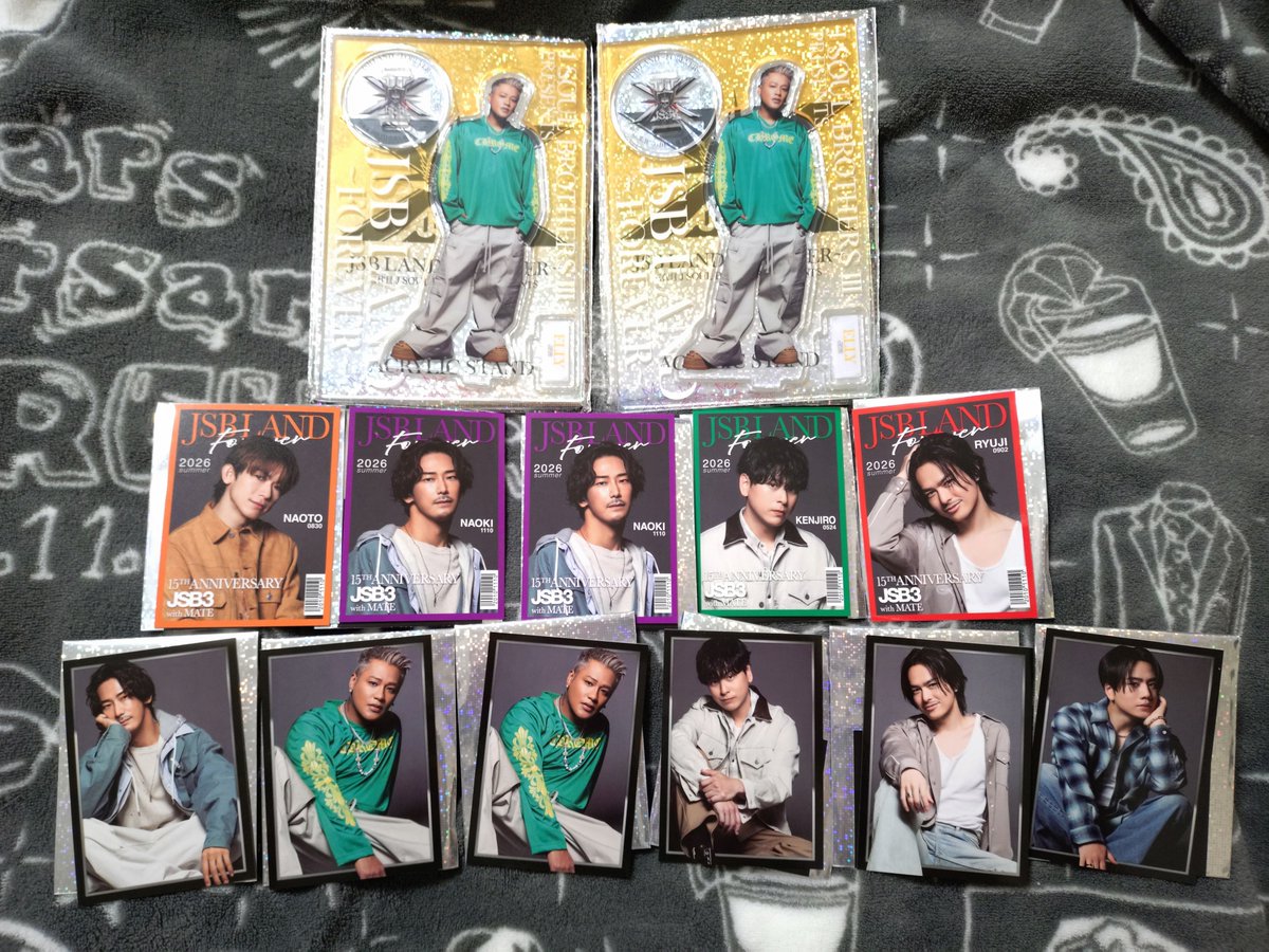 tty_ex0927's tweet photo. @0312_OMI_Love_ リプ失礼いたします。
まとまった写真しかなく、申し訳ありません。
臣の黒枠を所持しております。
がんちゃんのモノクロとの交換は可能でしょうか？ https://t.co/qtMVZNBmM4