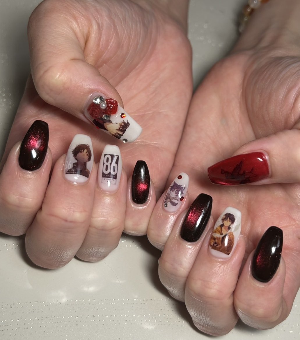 spearheadUNDERT's tweet photo. ネイルチェンジ💅
大大大遅刻のシン君BDネイル🎂月跨いでるしクレナちゃん祝えてないし本当ダメすぎる泣
改めてシン君お誕生日おめでとう🎉86の出会いはシン君あってのご縁です🫶
アンダーテイカーは本当はカラーだったのに赤マグネットネイルが強すぎてモノクロ化してしまいましたw
#エイティシックス https://t.co/czhAXa47Wj
