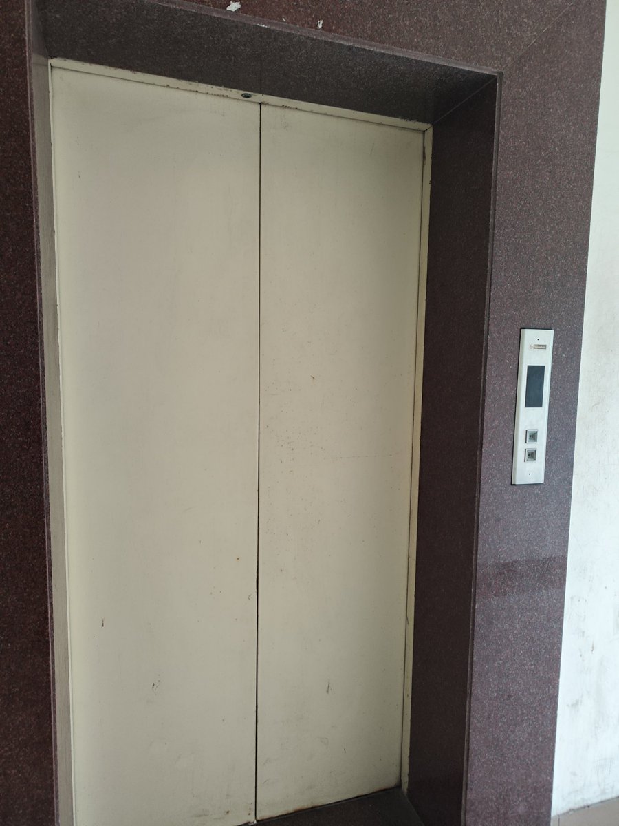 PadhyVicky's tweet photo. Pathetic condition at DLF plaza new Town. All escalators and lifts to the Apollo Clinic, are not functioning. Patients facing serious difficulties. This essential service cannot remain unavailable. Immediate attention and restoration are required
@nkda_mar  
@bidhannagarpc https://t.co/OcI4oLUfWP