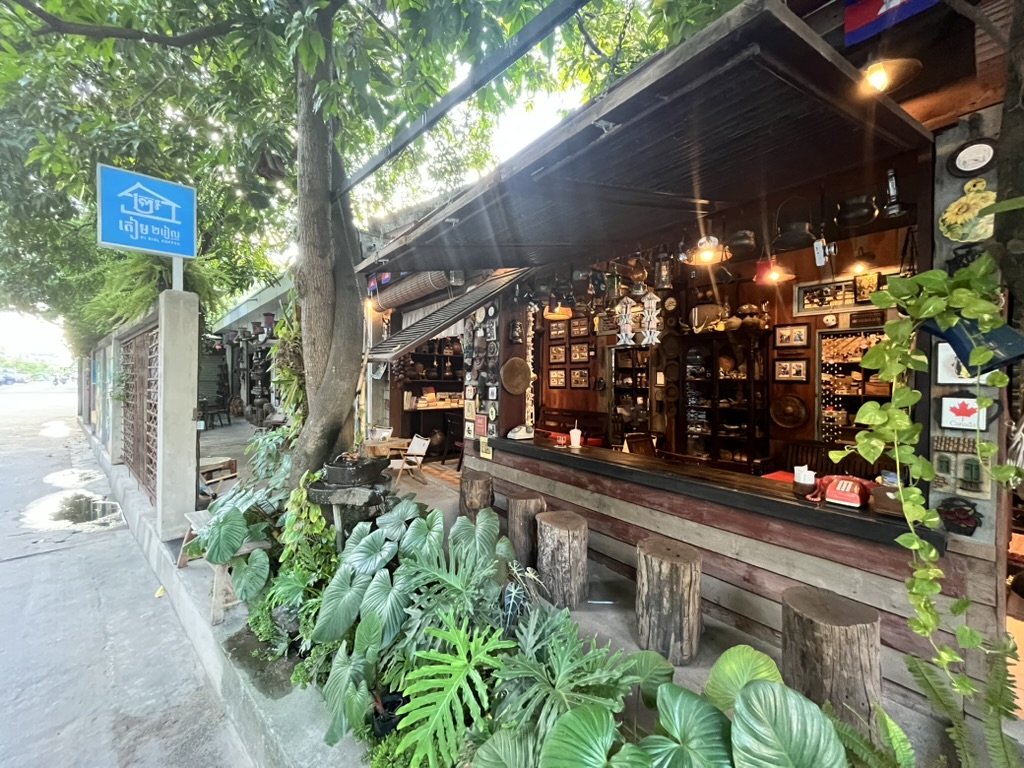 CambodiaNote's tweet photo. シェムリアップで流行りの、店内に骨董品を並べるカフェ。

若いカンボジア人の女の子たちが、写真を撮り合っている https://t.co/dFZPIR91ni
