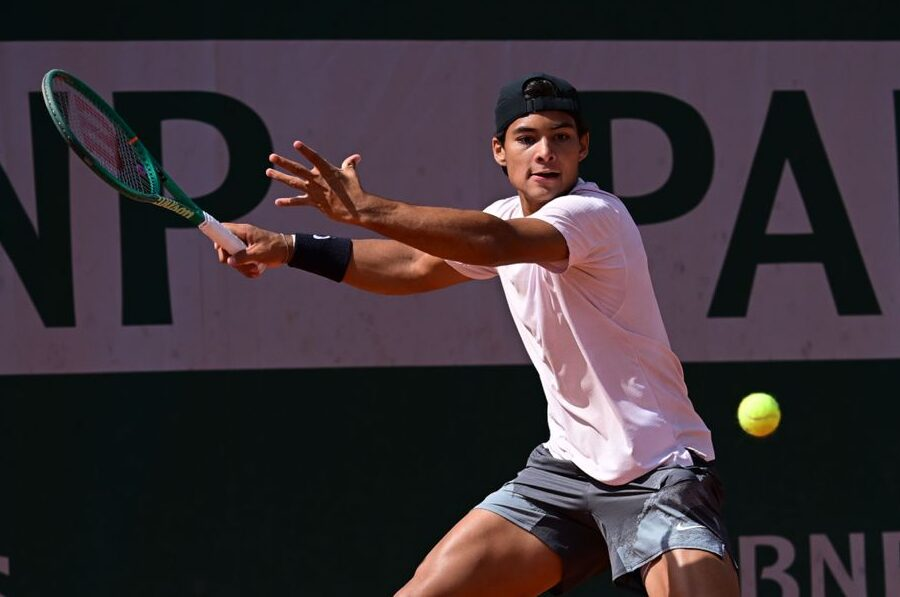 InfoTenisBrasil's tweet photo. Pela primeira vez na história (tô amando escrever isso), o Brasil têm 2 semifinalistas em um Grand Slam juvenil!

🇧🇷LUIS GUTO MIGUEL e 🇧🇷VICTÓRIA BARROS. Ambos de 2009, ou seja, ainda têm 1 ano a mais de Jrs.

Ambos se tornarão #1 do mundo caso vençam o campeonato.

É A NOVA ERA! https://t.co/vsbBqGVQw6