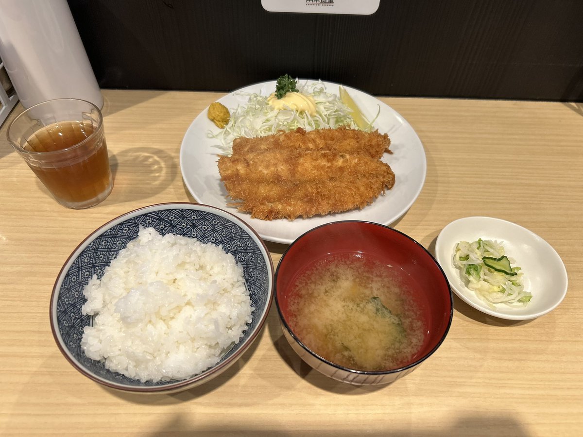 poonosuke666's tweet photo. 今日は定期的な通院日🏥
ものの３０分たらずで終わってしまいお昼には早いけどずっと行きたかった定食屋さんにやっと行けた✨
おすすめはアジフライ定食🐟
身はふわっふわでサクサク✨
アジフライはここでって決めてる🐟
ご馳走様でした🙏✨

#角常食堂
#宇都宮ランチ https://t.co/igTW1x0oi7