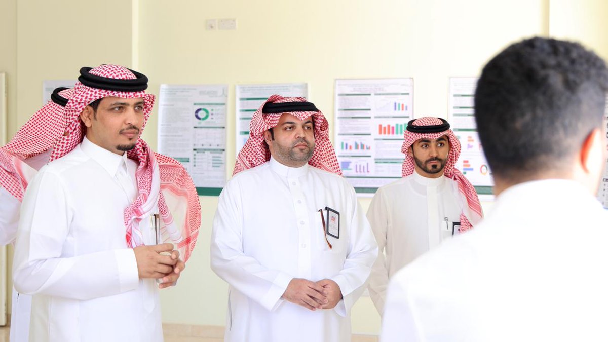 PharmacyNBU's tweet photo. استعرض طلبة كلية الصيدلة أبحاثهم ومشاريعهم العلمية ضمن فعاليات يوم البحث العلمي التاسع والأنشطة الطلابية، بحضور سعادة عميد الكلية الدكتور بندر العنزي ، وعدد من أعضاء هيئة التدريس والمتخصصين.

وأكد سعادة العميد في كلمته أهمية البحث العلمي في تنمية المعارف والمهارات وتعزيز مشاركة الطلبة في المشاريع البحثية والمبادرات المجتمعية. واختُتمت الفعالية بتكريم أعضاء هيئة التدريس والمحكّمين والطلبة المتميزين، تقديرًا لجهودهم وإنجازاتهم العلمية والأكاديمية